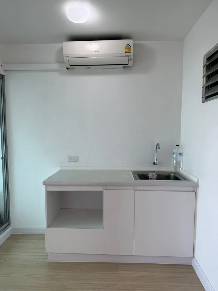 For sale: Lumpini Condo Town Ramintra - Laksi, 4th floor, 2-meter high ceiling, 40 sq m. Clean, spacious, and very livable.