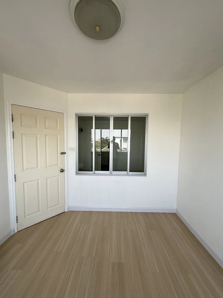For sale: Lumpini Condo Town Ramintra - Laksi, 4th floor, 2-meter high ceiling, 40 sq m. Clean, spacious, and very livable.