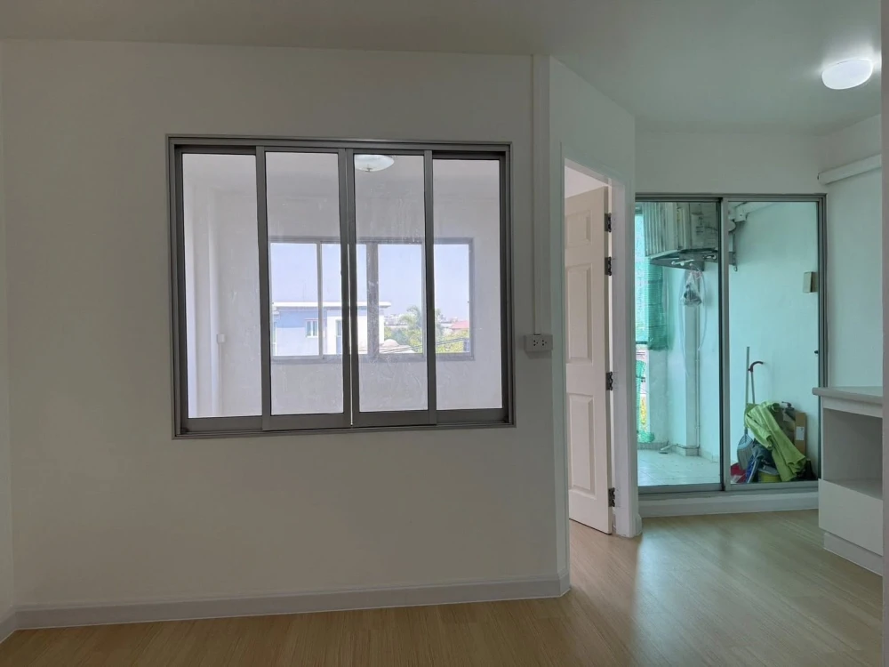 For sale: Lumpini Condo Town Ramintra - Laksi, 4th floor, 2-meter high ceiling, 40 sq m. Clean, spacious, and very livable.