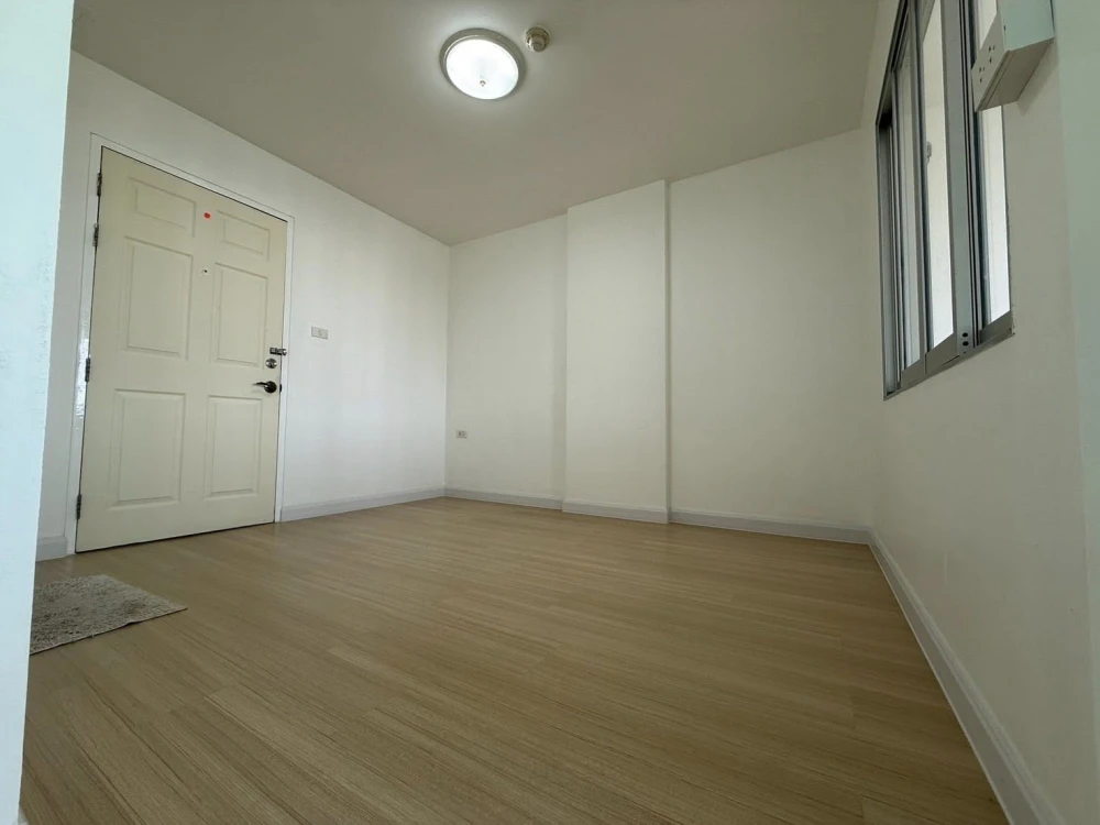 For sale: Lumpini Condo Town Ramintra - Laksi, 4th floor, 2-meter high ceiling, 40 sq m. Clean, spacious, and very livable.