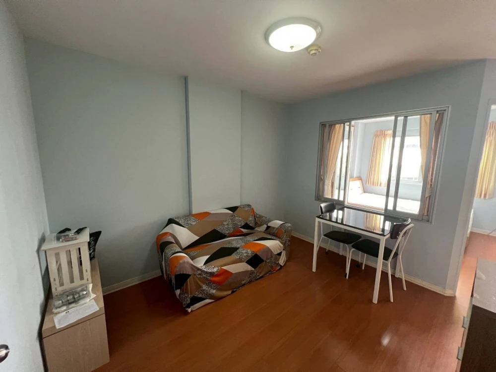 For sale: Lumpini Condo Town Ram Intra - Lak Si, Building B, 6th floor, room in soothing colors, fully furnished, interested, reserve now.