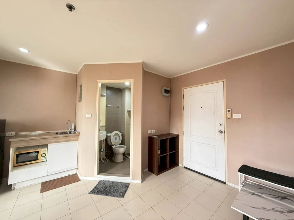 For sale: Lumpini Condo Town Ramintra - Nawamin, simply decorated, complete with furniture and electrical appliances.