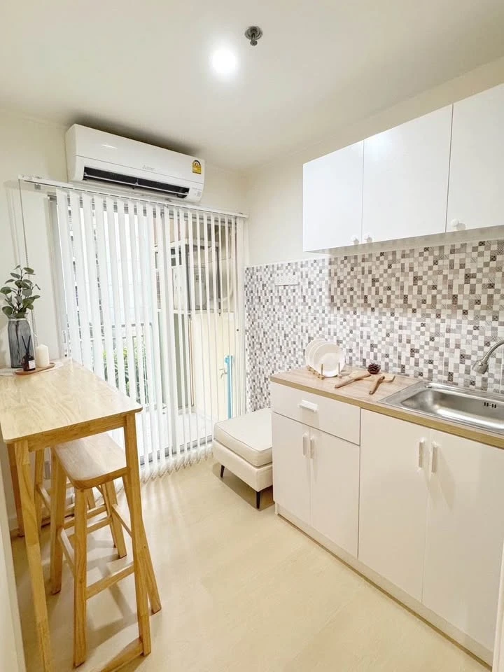 For sale: Lumpini Condo Town Ramintra - Nawamin, located in a quiet and private zone, decorated in bright tones, very pleasing to the eye. Must book.