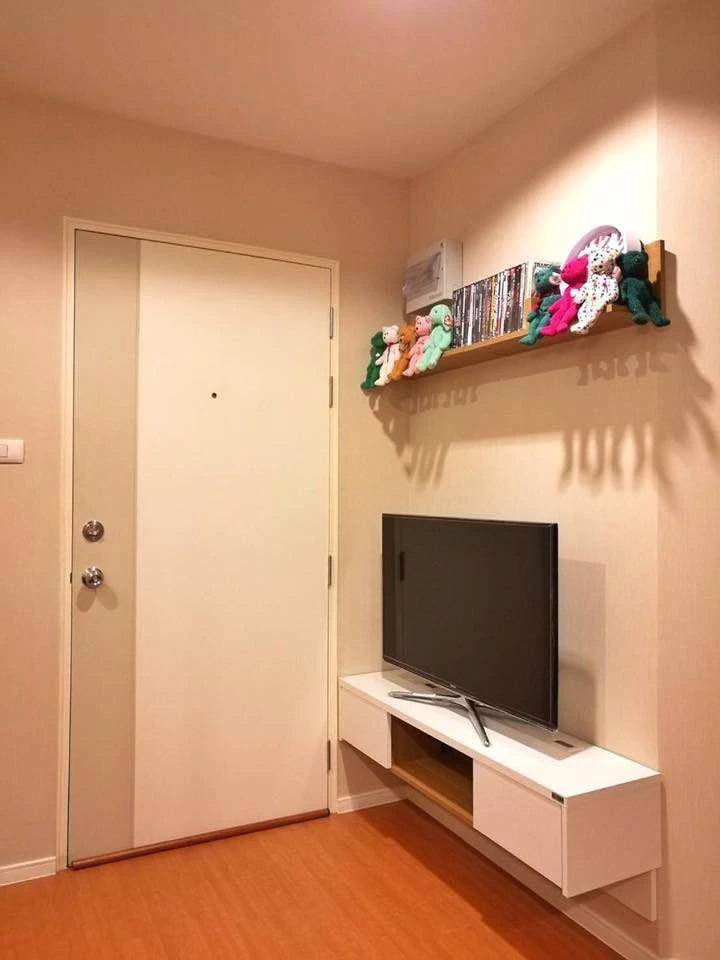 For sale: Lumpini Condo Town Ramintra-Lad Phrao Phase 2, decorated with wallpaper throughout the room and famous brand furniture. Don't miss out!