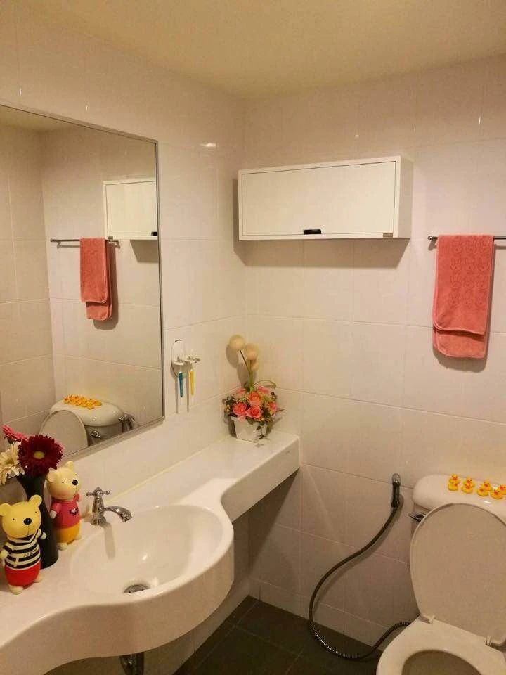 For sale: Lumpini Condo Town Ramintra-Lad Phrao Phase 2, decorated with wallpaper throughout the room and famous brand furniture. Don't miss out!