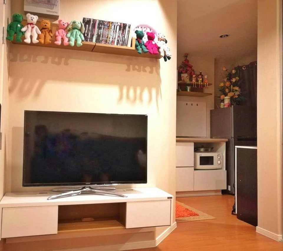 For sale: Lumpini Condo Town Ramintra-Lad Phrao Phase 2, decorated with wallpaper throughout the room and famous brand furniture. Don't miss out!