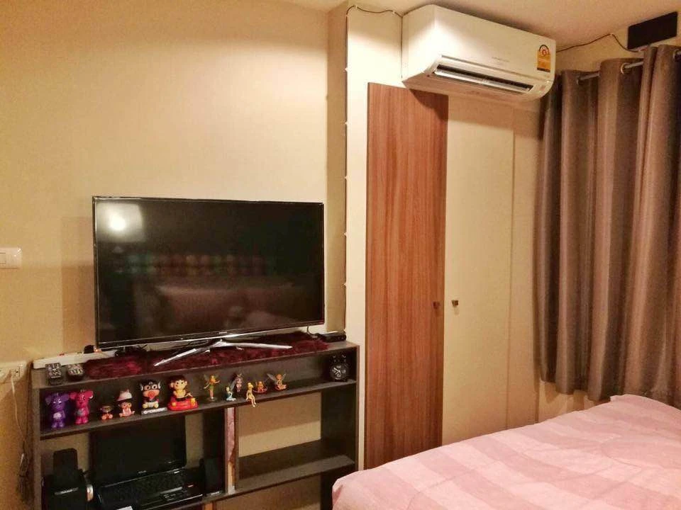 For sale: Lumpini Condo Town Ramintra-Lad Phrao Phase 2, decorated with wallpaper throughout the room and famous brand furniture. Don't miss out!