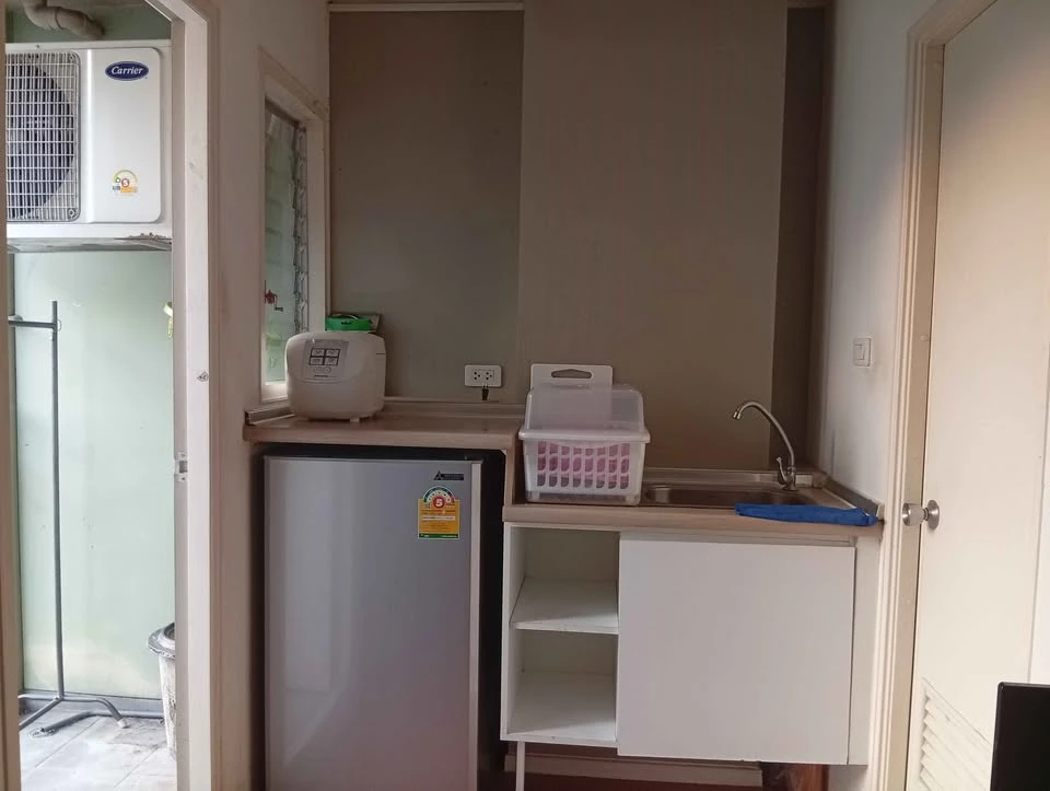 For sale: Lumpini Condo Town Romklao-Suvarnabhumi, Building A1, 6th floor, with furniture. Don't miss it.