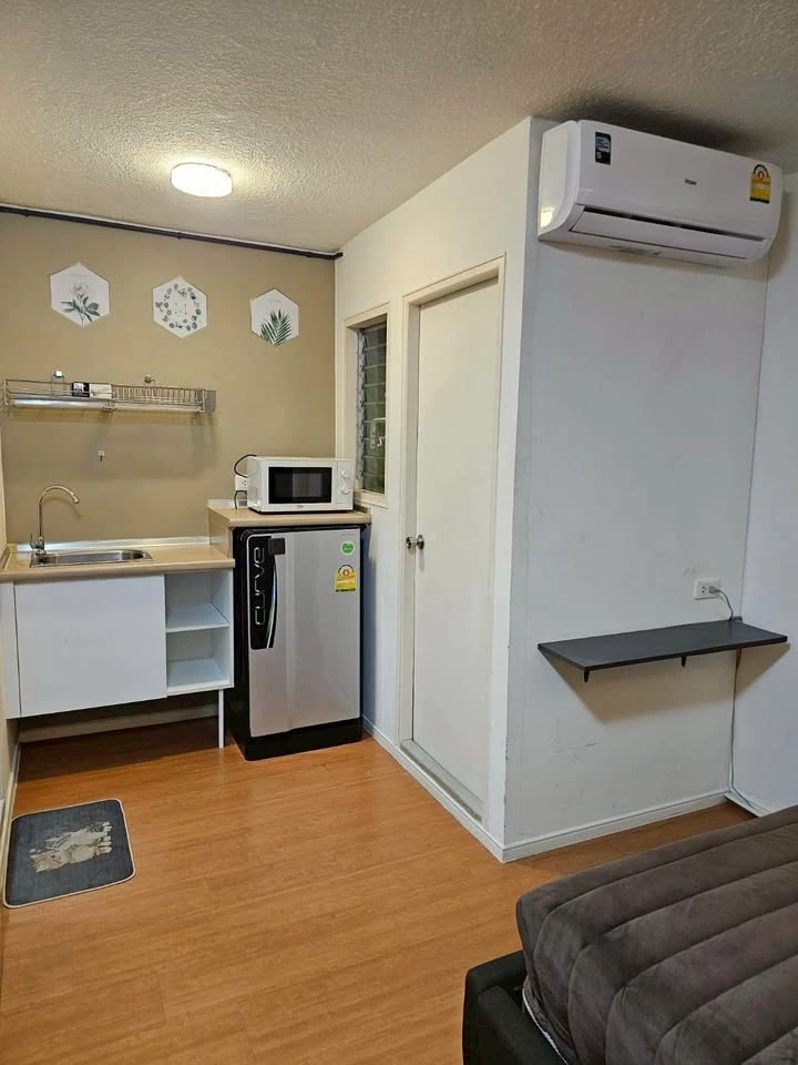 For sale: Lumpini Condo Town Romklao-Suvarnabhumi. Conveniently located near the elevator, easy access, good ventilation, and shaded from the sun – no