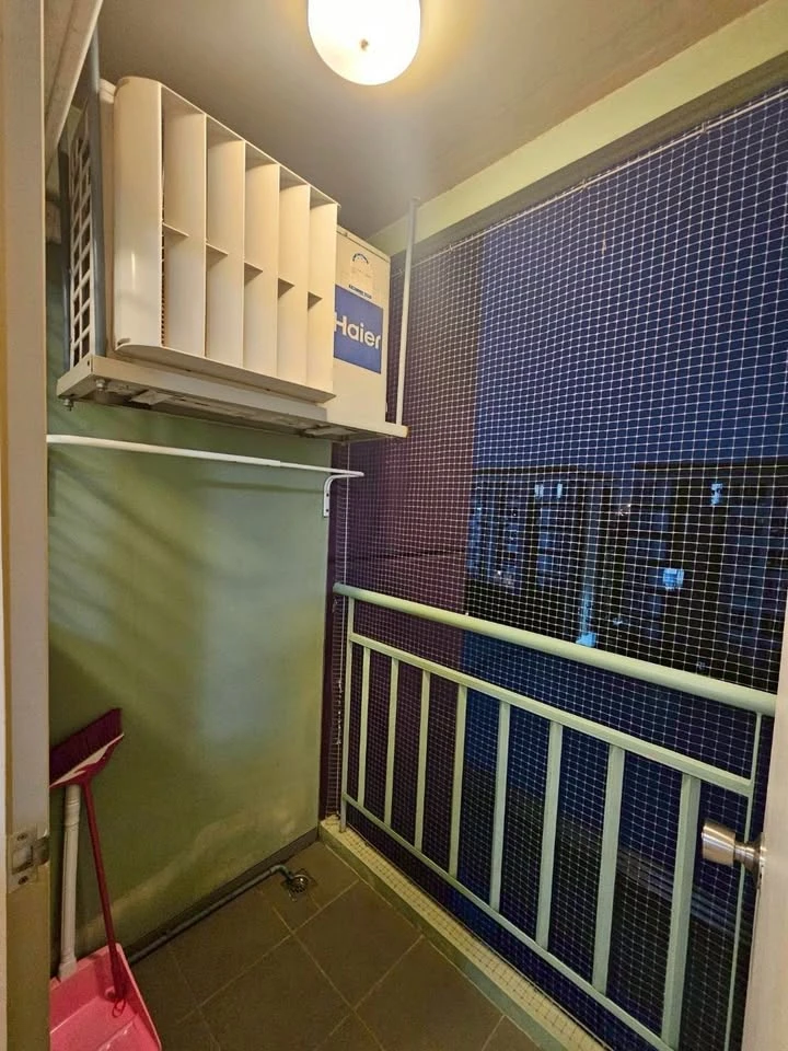 For sale: Lumpini Condo Town Romklao-Suvarnabhumi. Conveniently located near the elevator, easy access, good ventilation, and shaded from the sun – no