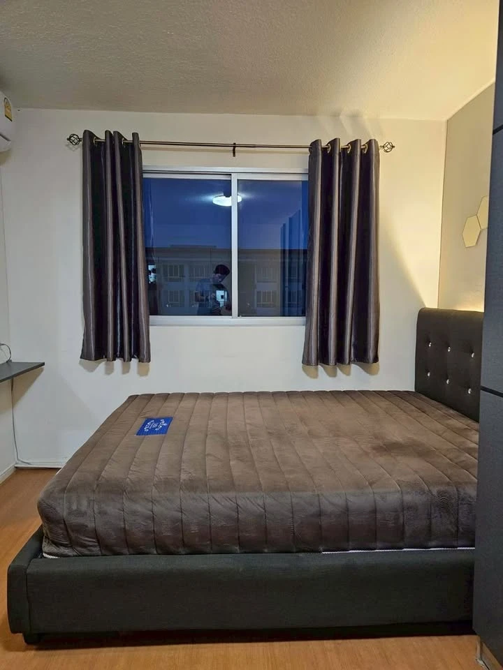 For sale: Lumpini Condo Town Romklao-Suvarnabhumi. Conveniently located near the elevator, easy access, good ventilation, and shaded from the sun – no