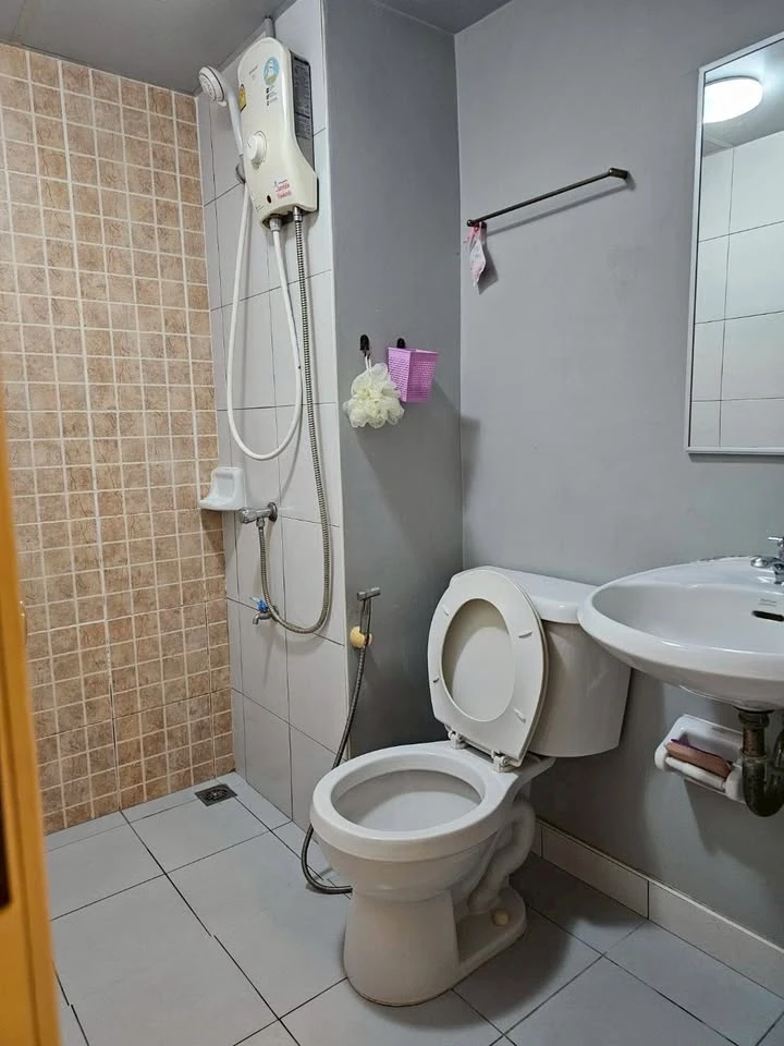 For sale: Lumpini Condo Town Romklao-Suvarnabhumi. Conveniently located near the elevator, easy access, good ventilation, and shaded from the sun – no