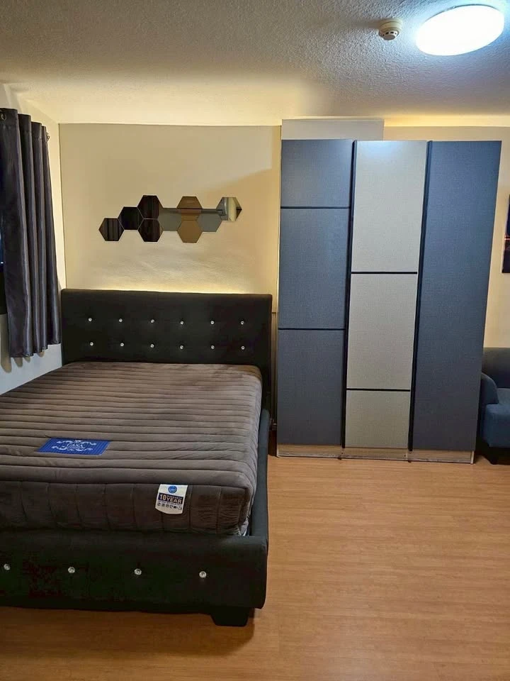 For sale: Lumpini Condo Town Romklao-Suvarnabhumi. Conveniently located near the elevator, easy access, good ventilation, and shaded from the sun – no
