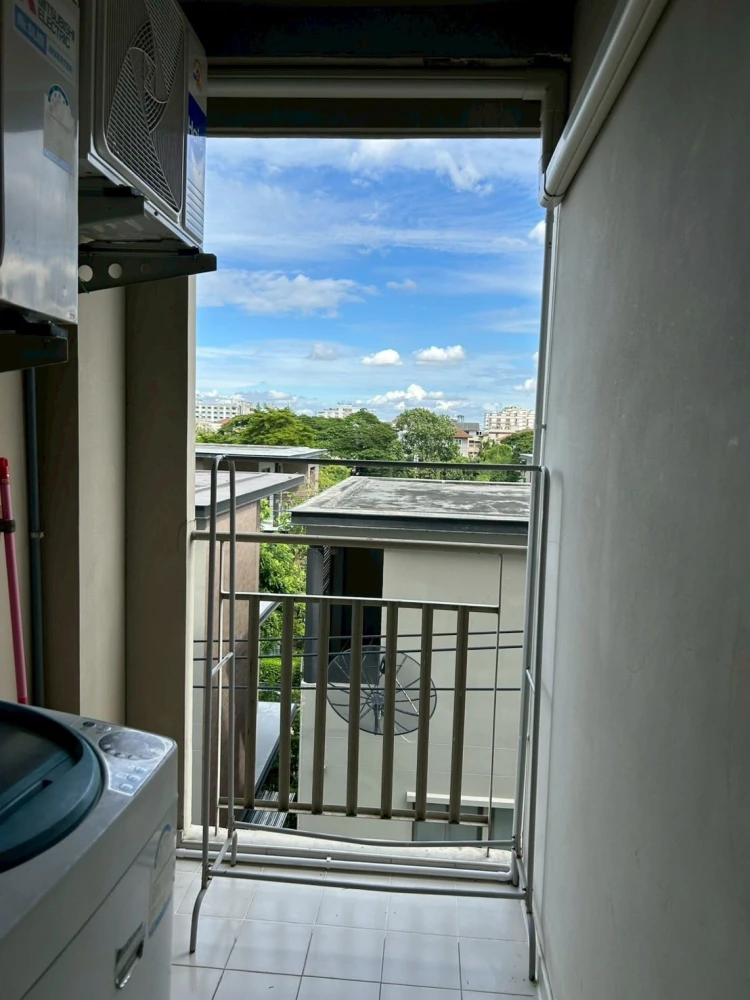 For sale: Lumpini Town Bodindecha-Ramkhamhaeng, fully furnished unit with air conditioning and all appliances included. Beautiful, clean, and comforta