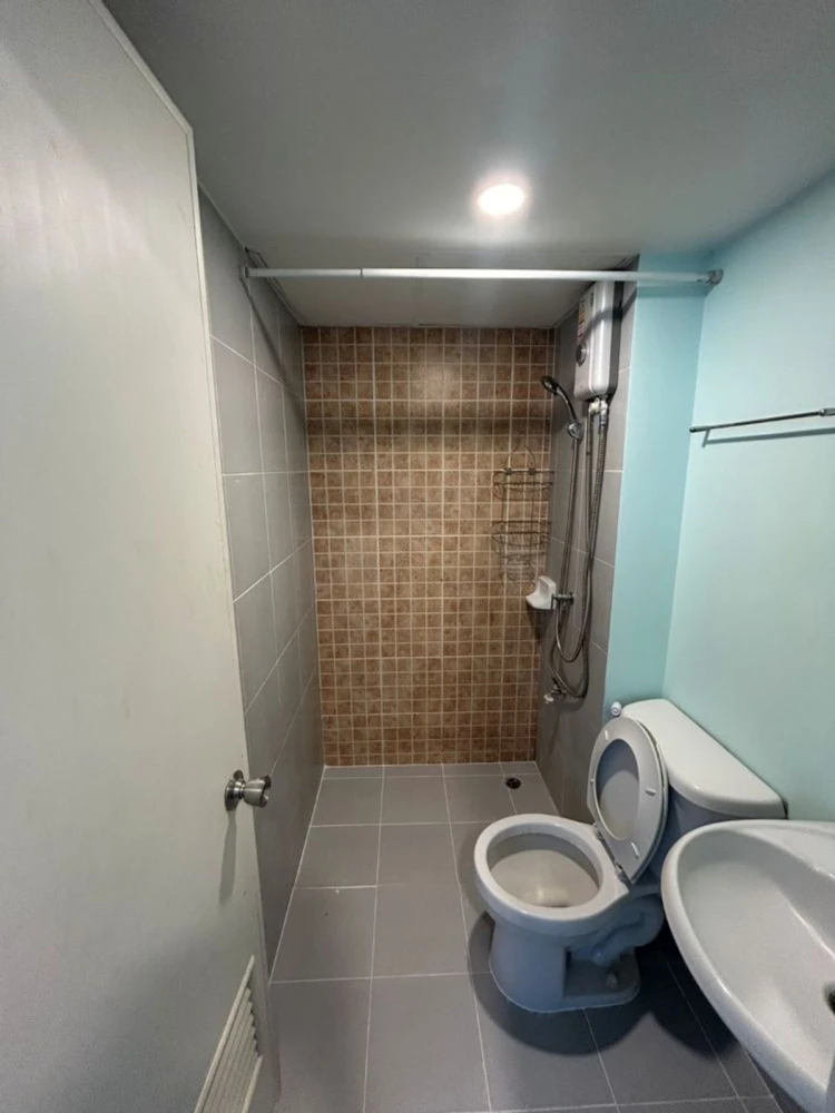 For sale: Lumpini Township Rangsit Khlong 1, 6th floor, empty room, airy, spacious, good price, reserve now, don't miss out.