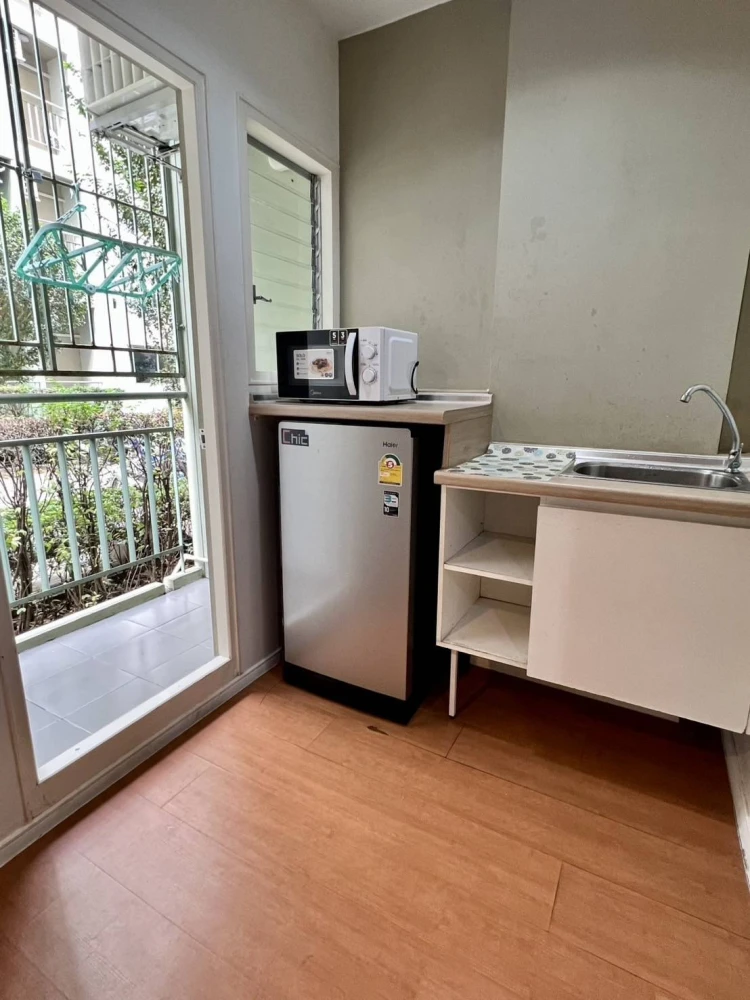 For sale: Lumpini Township Rangsit Klong 1, Building E4, 1st floor, with trees on the balcony, very shady, fully furnished, don't miss out!