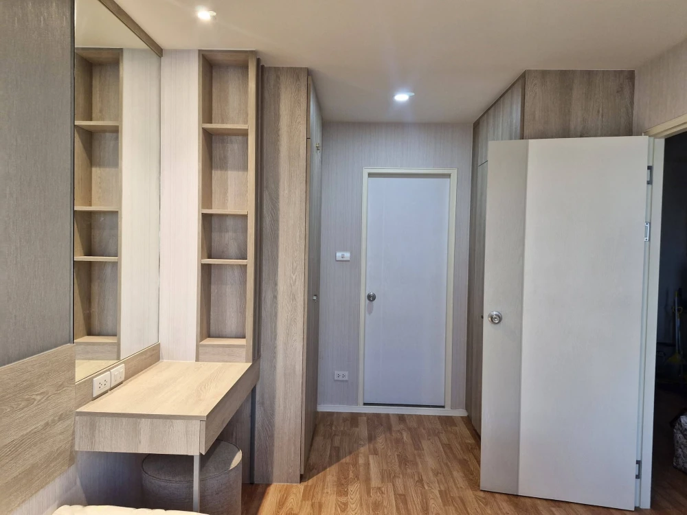 For sale: Lumpini Park Borommaratchachonnani-Sirindhorn. Open, airy view. Includes 2 air conditioners, water heater, and furniture.