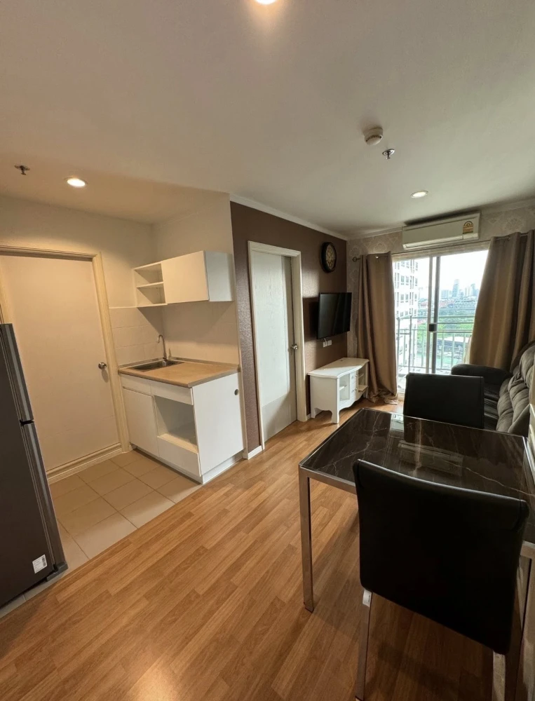 For sale: Lumpini Park Rama 9-Ratchada, Building B, 12th floor. Wallpaper throughout, fully furnished with built-in furniture. Ready to move in.