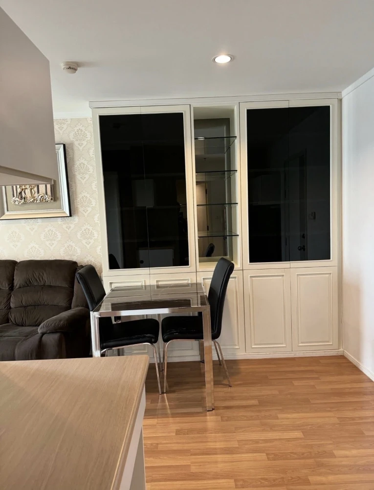 For sale: Lumpini Park Rama 9-Ratchada, Building B, 12th floor. Wallpaper throughout, fully furnished with built-in furniture. Ready to move in.
