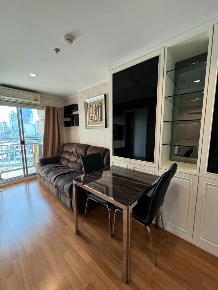 For sale: Lumpini Park Rama 9-Ratchada, Building B, 12th floor. Wallpaper throughout, fully furnished with built-in furniture. Ready to move in.