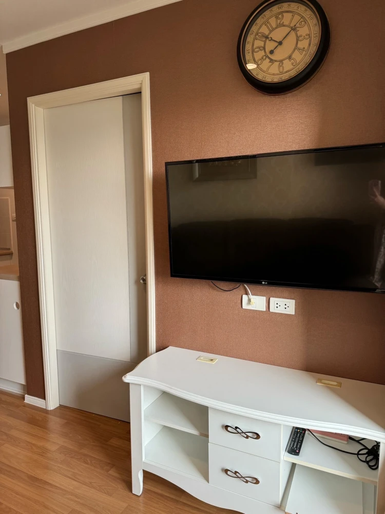 For sale: Lumpini Park Rama 9-Ratchada, Building B, 12th floor. Wallpaper throughout, fully furnished with built-in furniture. Ready to move in.