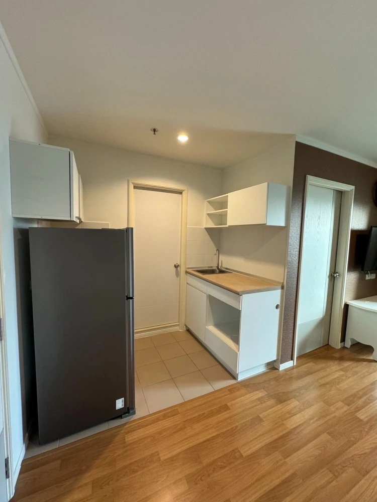 For sale: Lumpini Park Rama 9-Ratchada, Building B, 12th floor. Wallpaper throughout, fully furnished with built-in furniture. Ready to move in.