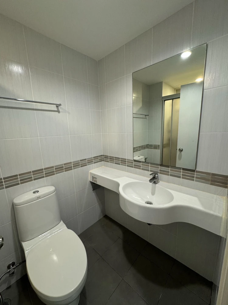 For sale: Lumpini Park Rama 9-Ratchada, Building B, 12th floor. Wallpaper throughout, fully furnished with built-in furniture. Ready to move in.