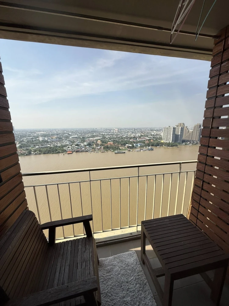 For sale: Lumpini Park Riverside - Rama 3. The unit is on the 36th floor, very high and spacious, with stunning Chao Phraya River views. A highly reco