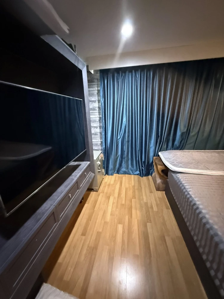 For sale: Lumpini Park Riverside - Rama 3. The unit is on the 36th floor, very high and spacious, with stunning Chao Phraya River views. A highly reco
