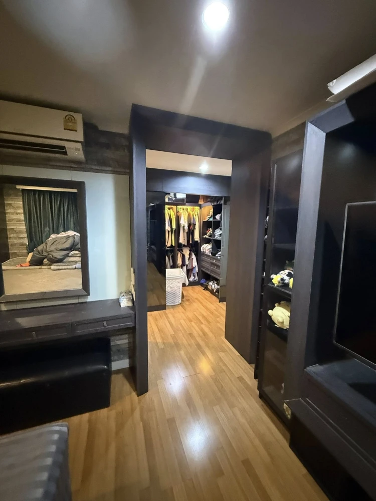 For sale: Lumpini Park Riverside - Rama 3. The unit is on the 36th floor, very high and spacious, with stunning Chao Phraya River views. A highly reco