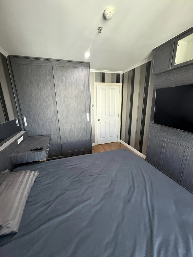 For sale: Lumpini Park Riverside - Rama 3. The unit is on the 36th floor, very high and spacious, with stunning Chao Phraya River views. A highly reco