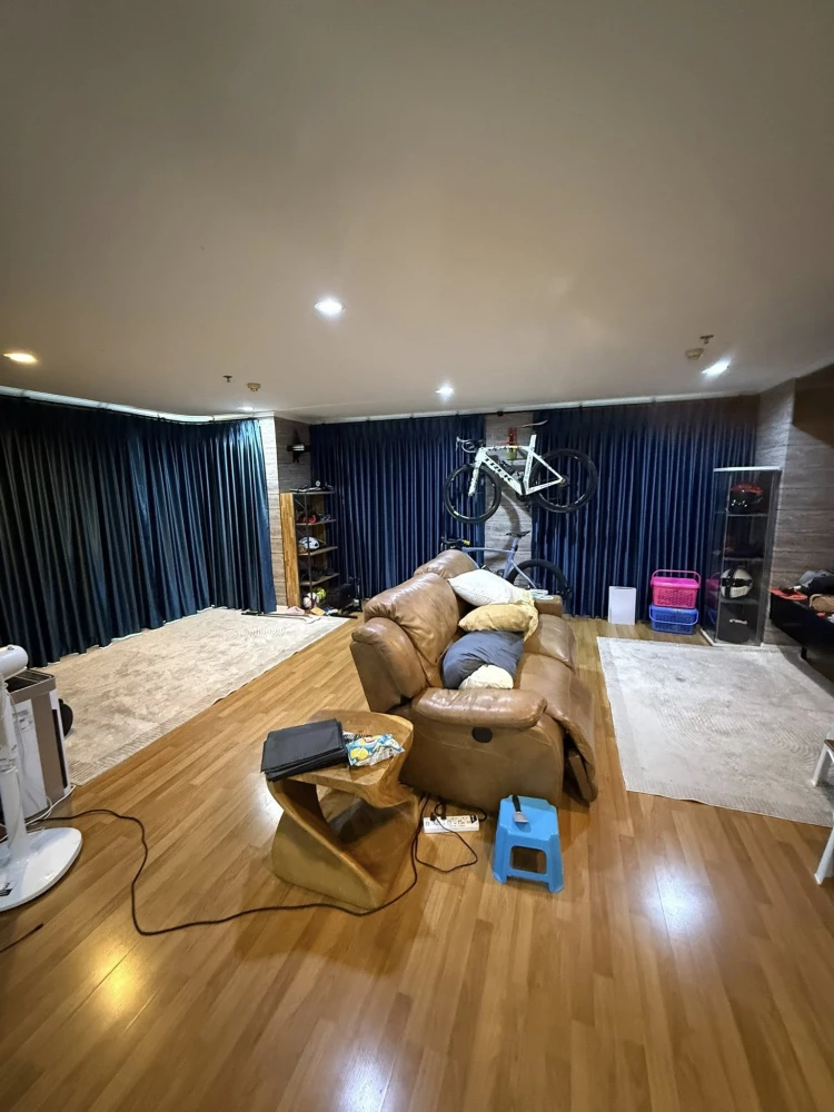 For sale: Lumpini Park Riverside - Rama 3. The unit is on the 36th floor, very high and spacious, with stunning Chao Phraya River views. A highly reco