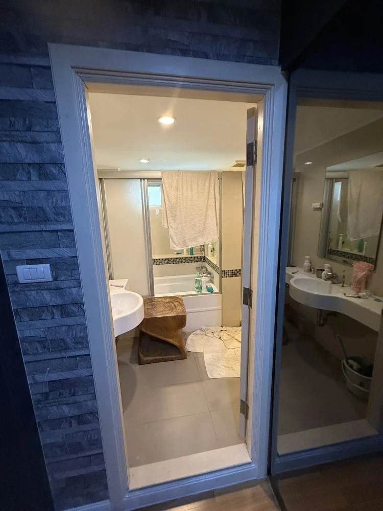 For sale: Lumpini Park Riverside - Rama 3. The unit is on the 36th floor, very high and spacious, with stunning Chao Phraya River views. A highly reco
