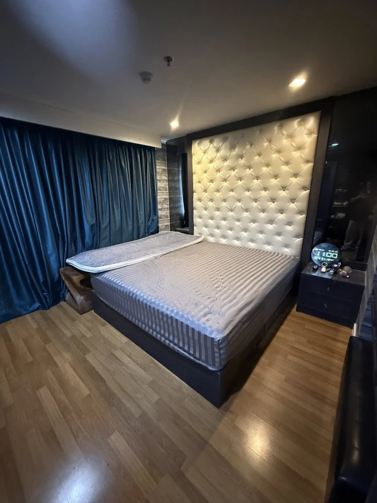 For sale: Lumpini Park Riverside - Rama 3. The unit is on the 36th floor, very high and spacious, with stunning Chao Phraya River views. A highly reco