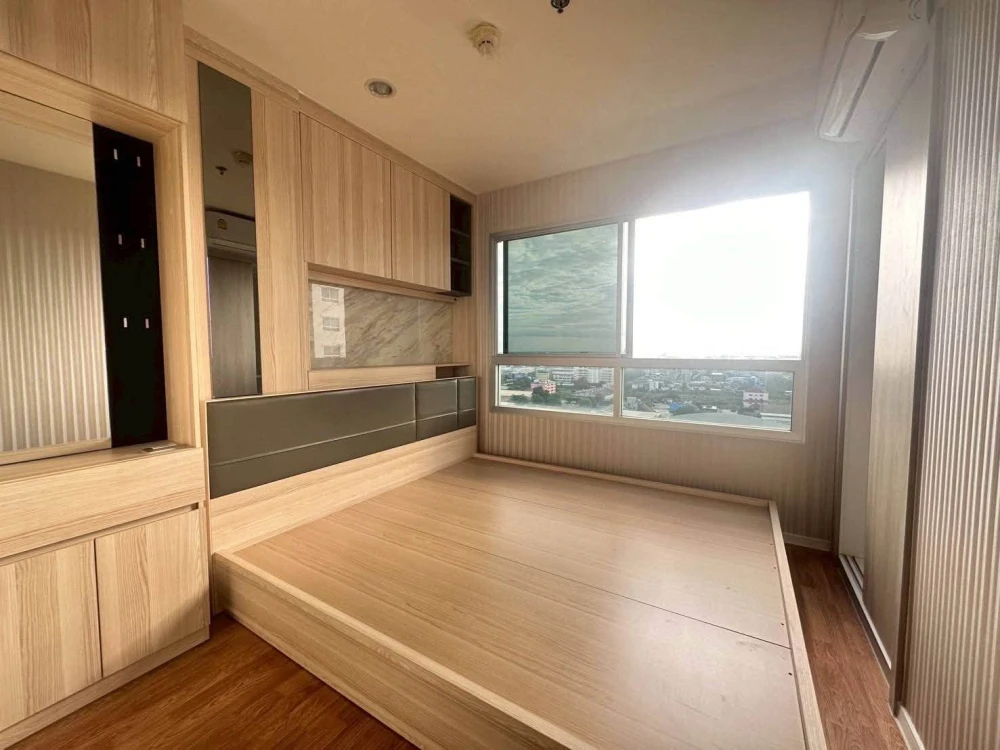For sale: Lumpini Park Phetkasem 98. Beautiful, unobstructed view of the swimming pool and sky, no buildings blocking the view. Comes with built-in fu