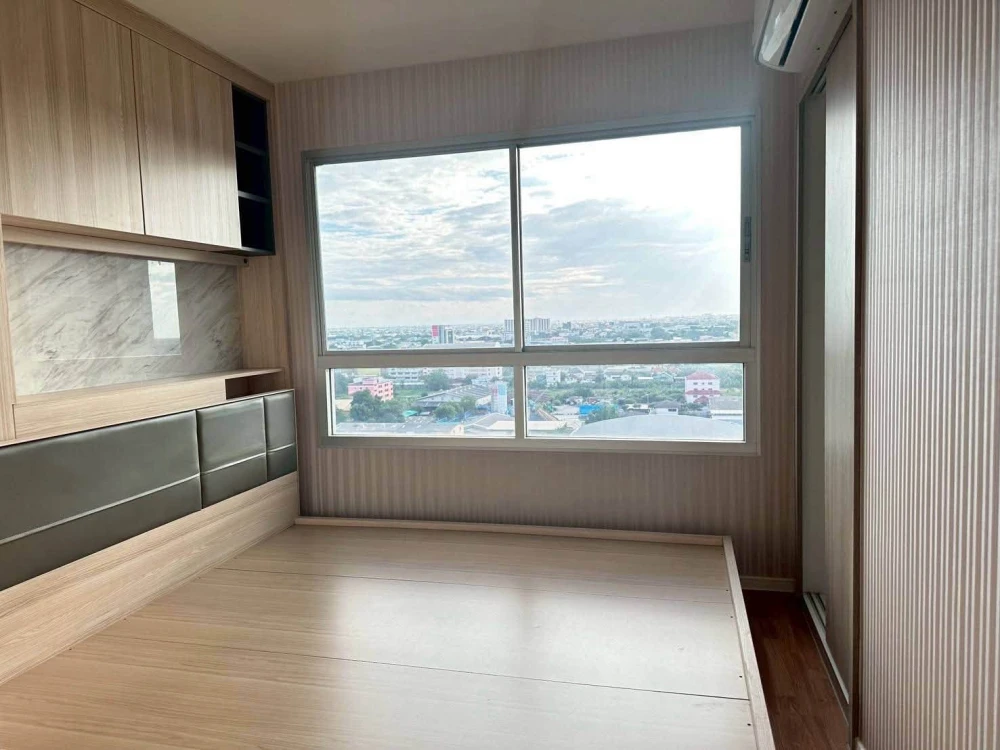 For sale: Lumpini Park Phetkasem 98. Beautiful, unobstructed view of the swimming pool and sky, no buildings blocking the view. Comes with built-in fu
