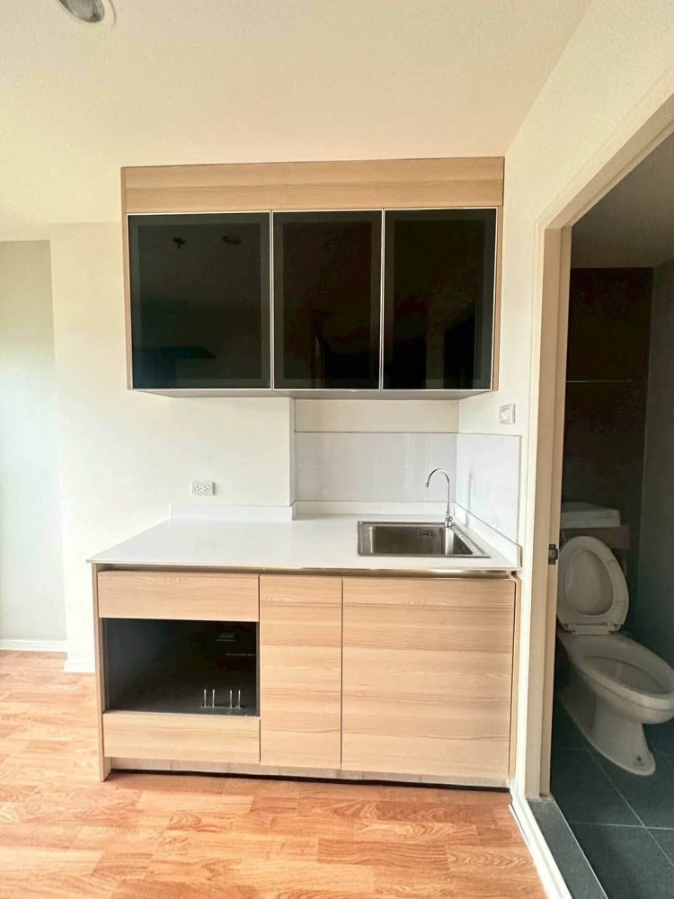 For sale: Lumpini Park Phetkasem 98. Beautiful, unobstructed view of the swimming pool and sky, no buildings blocking the view. Comes with built-in fu