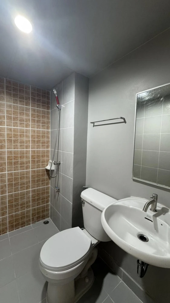 For sale: Lumpini Mix Theparak, empty room, corner unit, no adjoining units. Reserve now, don't miss out!