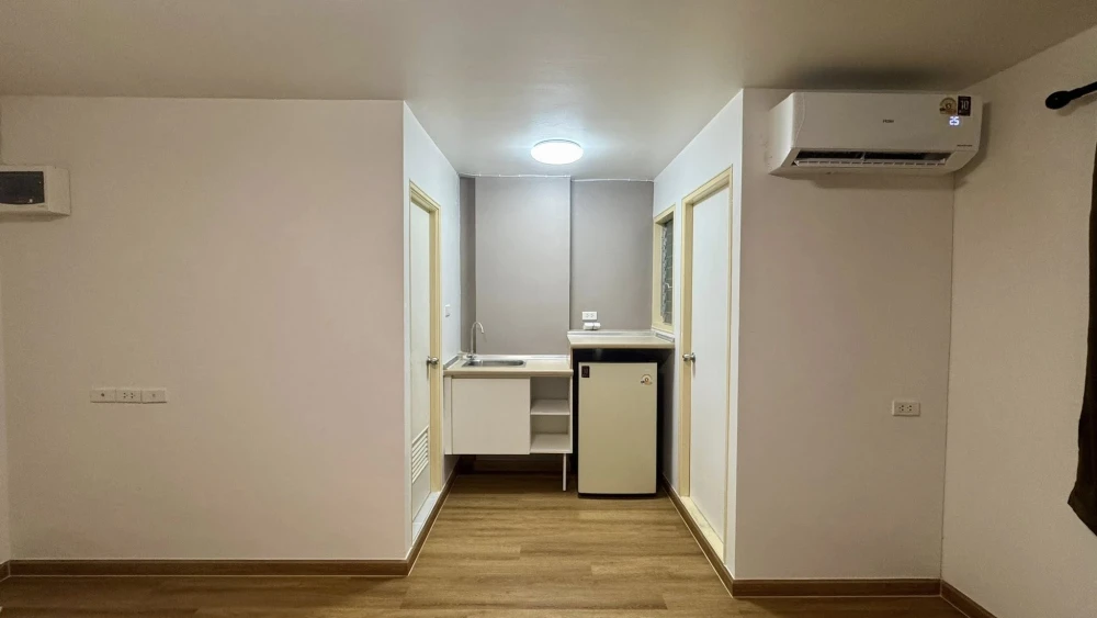 For sale: Lumpini Mix Theparak, empty room, corner unit, no adjoining units. Reserve now, don't miss out!