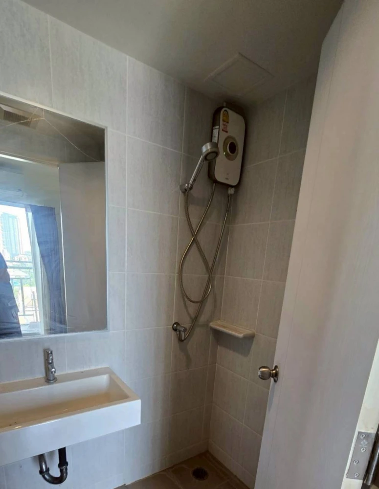For sale: Lumpini Ville Nakorn Inthra-Riverview, 10th floor, unit next to the fire escape, no foot traffic, quiet atmosphere. Book now!
