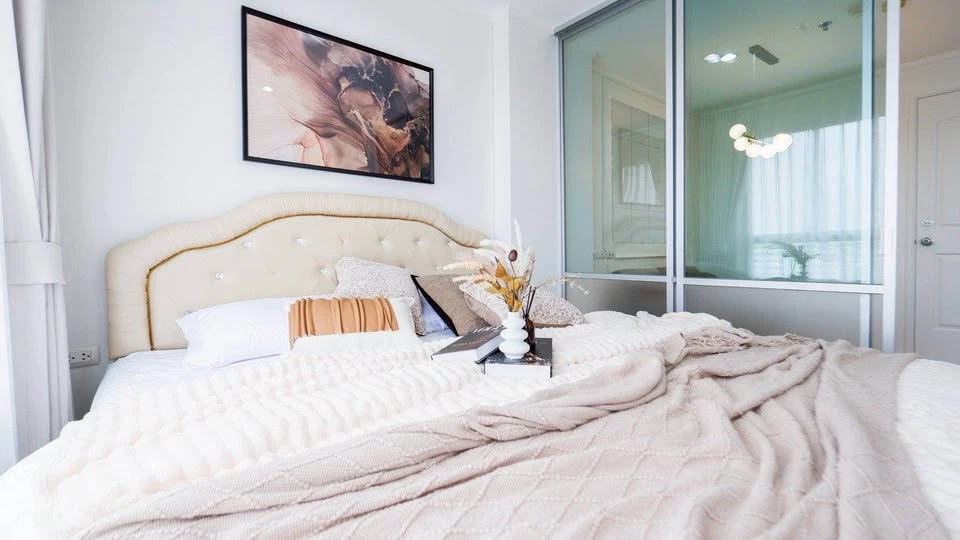 For sale: Lumpini Ville Lasalle Bearing. Lovely room decorated in clean white tones. Reserve now, don't miss out!