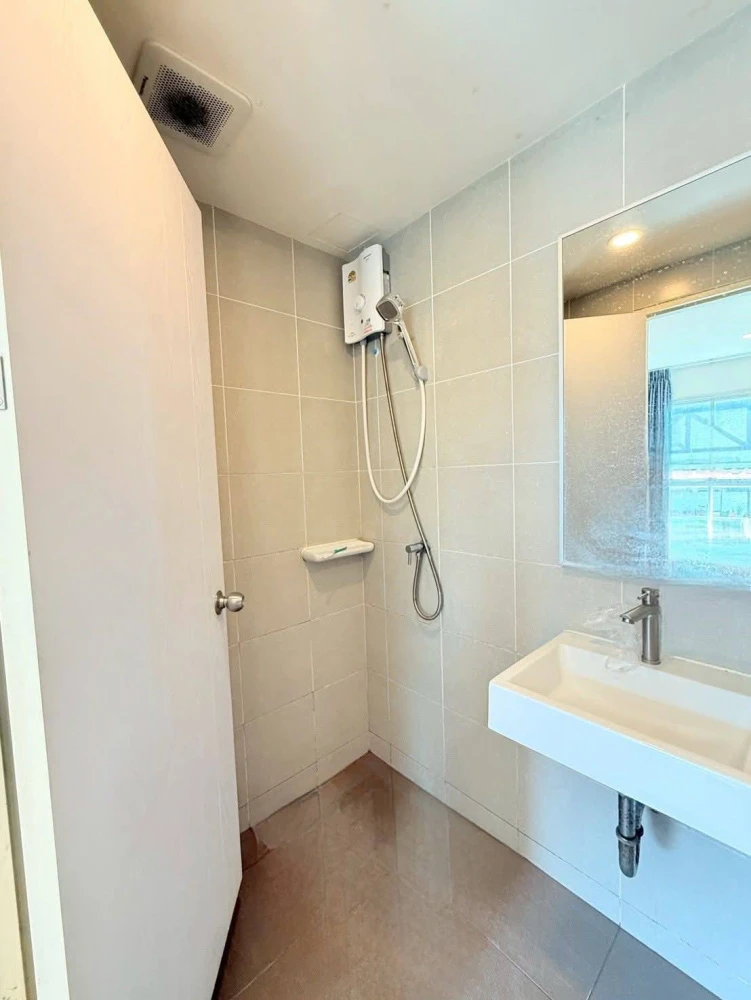 For sale: Lumpini Ville Sukhumvit 101/1-Punnawithi. Beautiful unit, excellent condition, fully furnished, ready to move in!