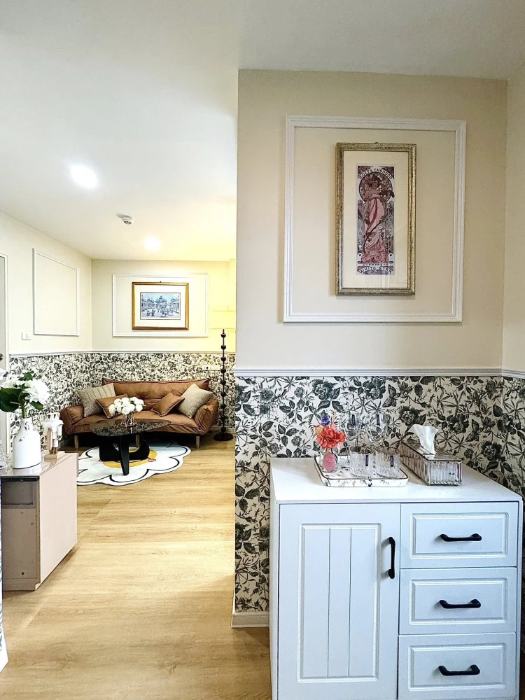 For sale: Lumpini Ville Sukhumvit 7 - Bearing. The living room is separated into distinct zones, and the unit is beautifully and stylishly decorated.