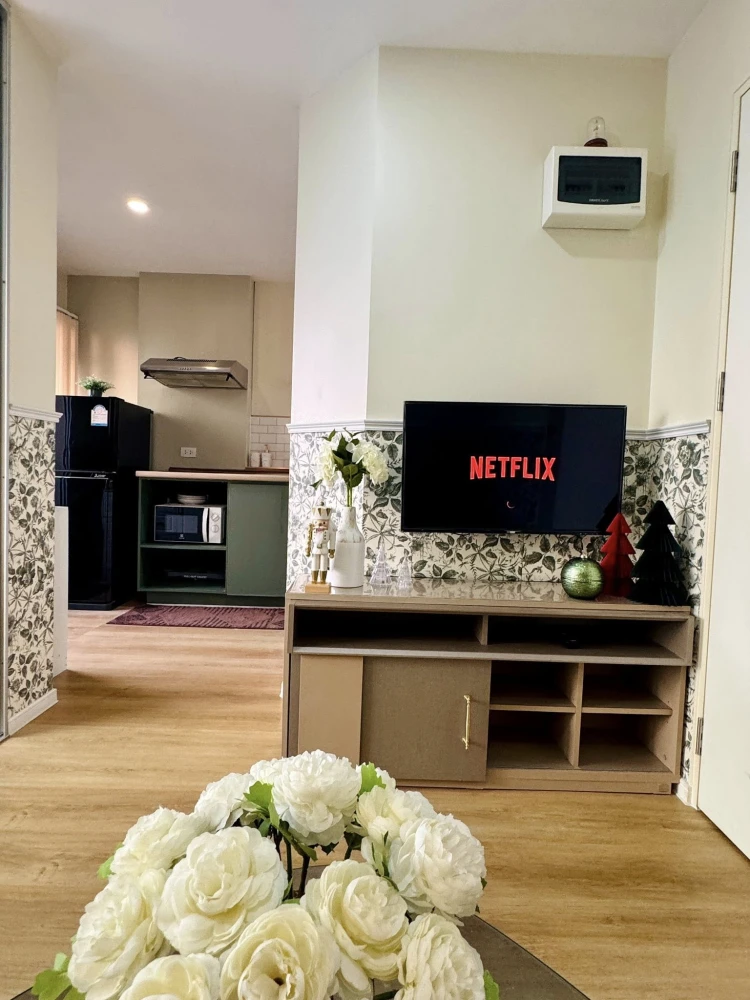 For sale: Lumpini Ville Sukhumvit 7 - Bearing. The living room is separated into distinct zones, and the unit is beautifully and stylishly decorated.