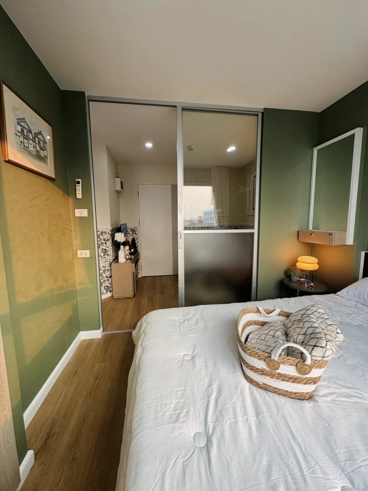 For sale: Lumpini Ville Sukhumvit 7 - Bearing. The living room is separated into distinct zones, and the unit is beautifully and stylishly decorated.