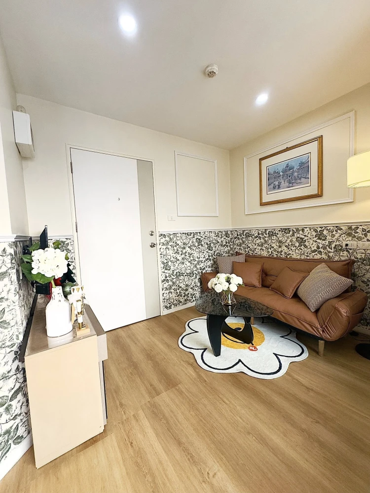 For sale: Lumpini Ville Sukhumvit 7 - Bearing. The living room is separated into distinct zones, and the unit is beautifully and stylishly decorated.