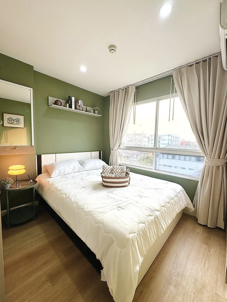 For sale: Lumpini Ville Sukhumvit 7 - Bearing. The living room is separated into distinct zones, and the unit is beautifully and stylishly decorated.
