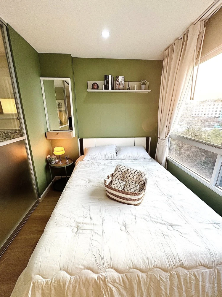 For sale: Lumpini Ville Sukhumvit 7 - Bearing. The living room is separated into distinct zones, and the unit is beautifully and stylishly decorated.