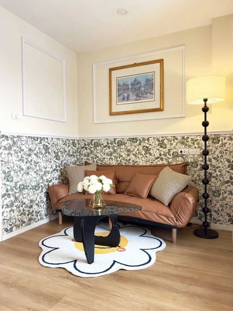 For sale: Lumpini Ville Sukhumvit 7 - Bearing. The living room is separated into distinct zones, and the unit is beautifully and stylishly decorated.
