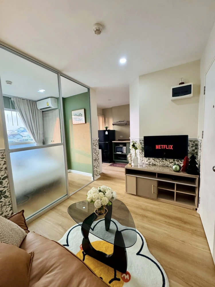 For sale: Lumpini Ville Sukhumvit 7 - Bearing. The living room is separated into distinct zones, and the unit is beautifully and stylishly decorated.